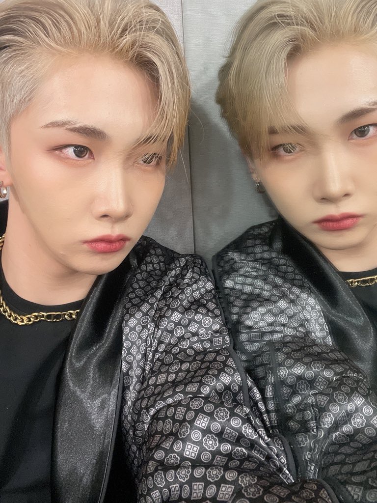 yszagi's tweet photo. 나는 오른쪽 https://t.co/mQgkSsnHxb