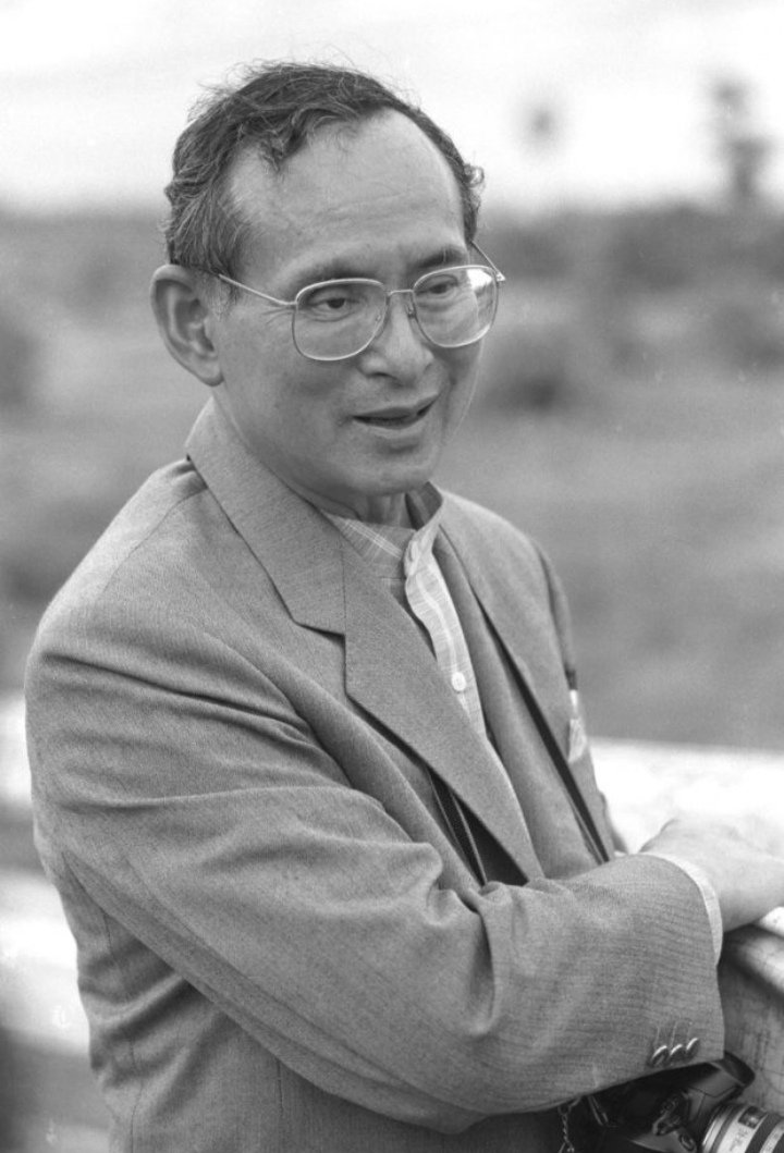 .. ถ้ามีใครถาม ทำไมคนไทยถึงรักพระองค์อย่างนี้
แค่ได้ชมพระบารมี ก็ยิ้มทั้งน้ำตา ถ้าหากให้อธิบาย เหตุผลนานา คงต้องใช้เวลา เท่าชีวิตนี้..