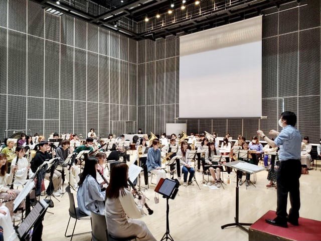 meionsympho's tweet photo. 名古屋音楽大学シンフォニックウインズの授業が始まりました。
1.2年生は新しい名城キャンパスのホールでリハーサルが行われました。 https://t.co/JKTzgUQFkh