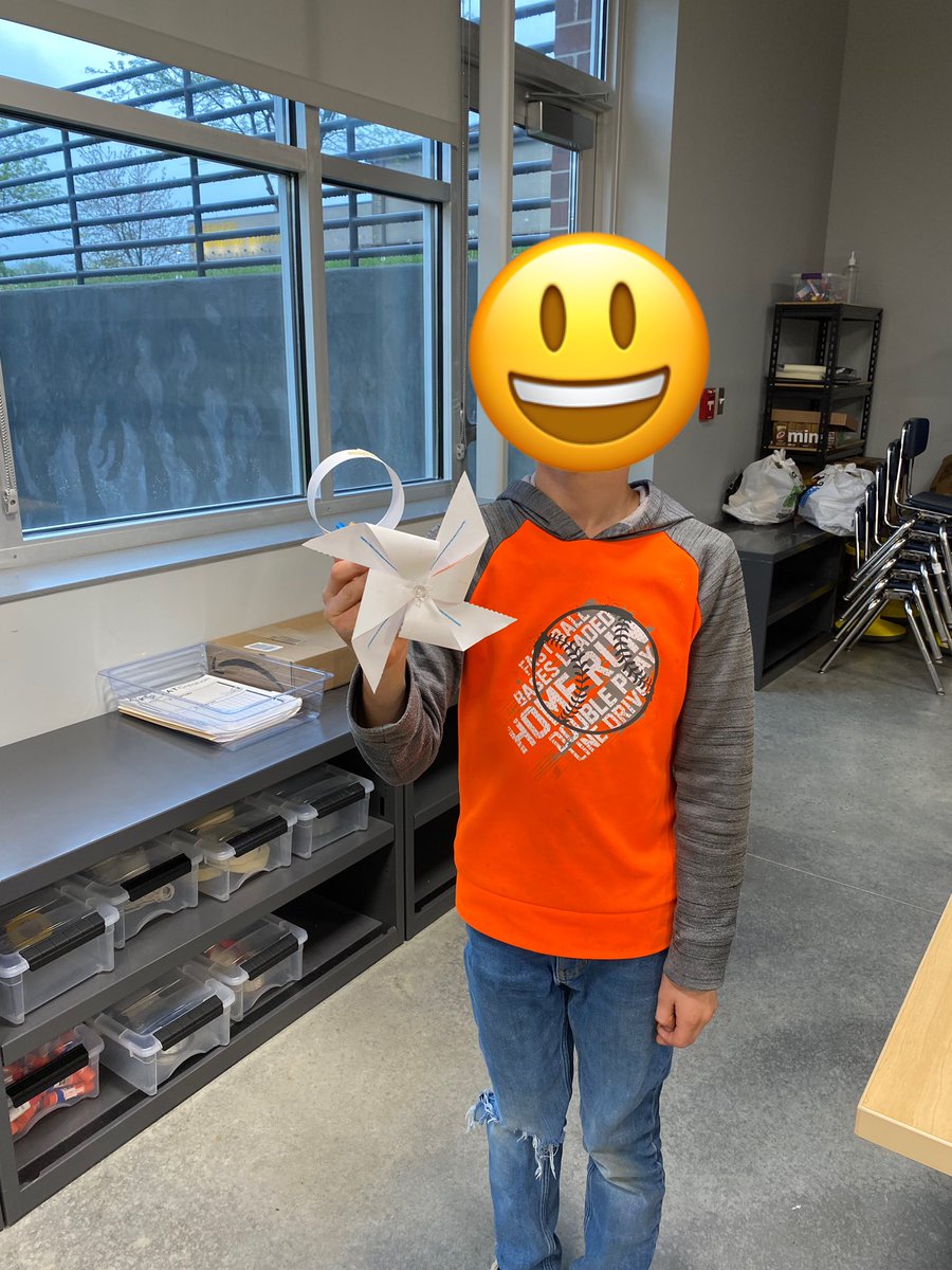 LeichterTeach's tweet photo. Thank you @DukeEnergy and @BruceCalloway for the box of STEM activities! Tonight at our Night of the Arts we made pin wheels and flying machines and even had a student combine the two! https://t.co/70YEgT8QMY