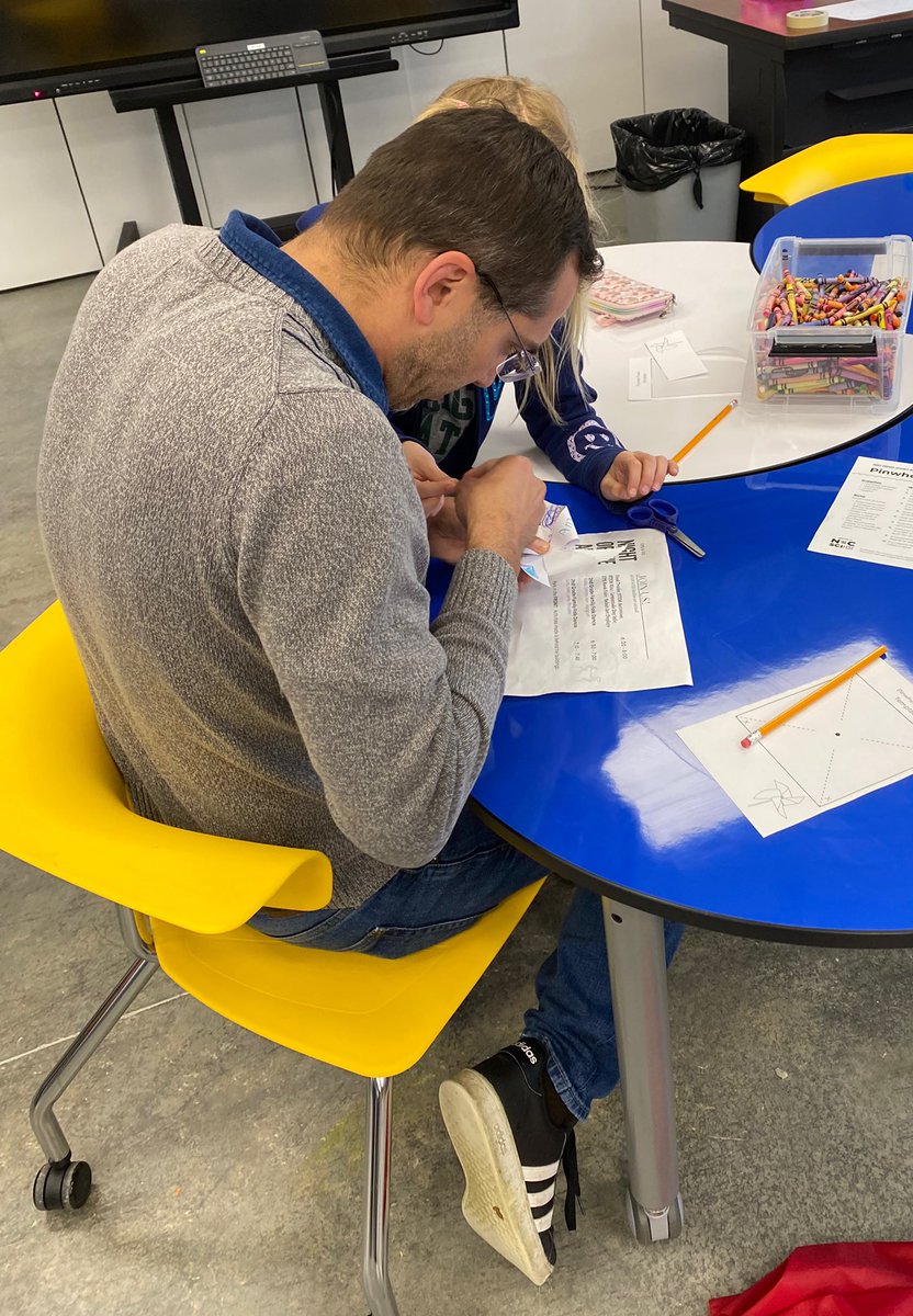 LeichterTeach's tweet photo. Thank you @DukeEnergy and @BruceCalloway for the box of STEM activities! Tonight at our Night of the Arts we made pin wheels and flying machines and even had a student combine the two! https://t.co/70YEgT8QMY