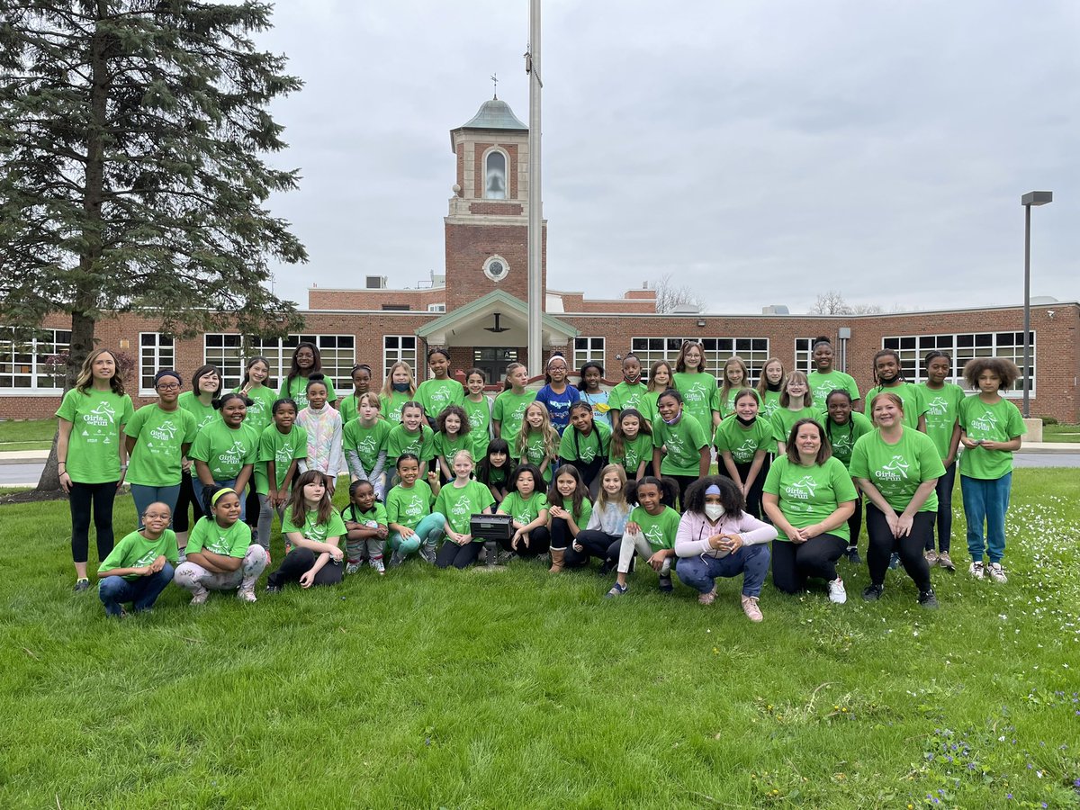 jbudz161's tweet photo. So proud of this crew! They finished their practice 5k! Thank you Western Avenue families and friends for cheering us on!  💙 💛 💚 @western161 @Flossmoor161 @GOTR_Chicago @GOTRI https://t.co/murFDkWRkr