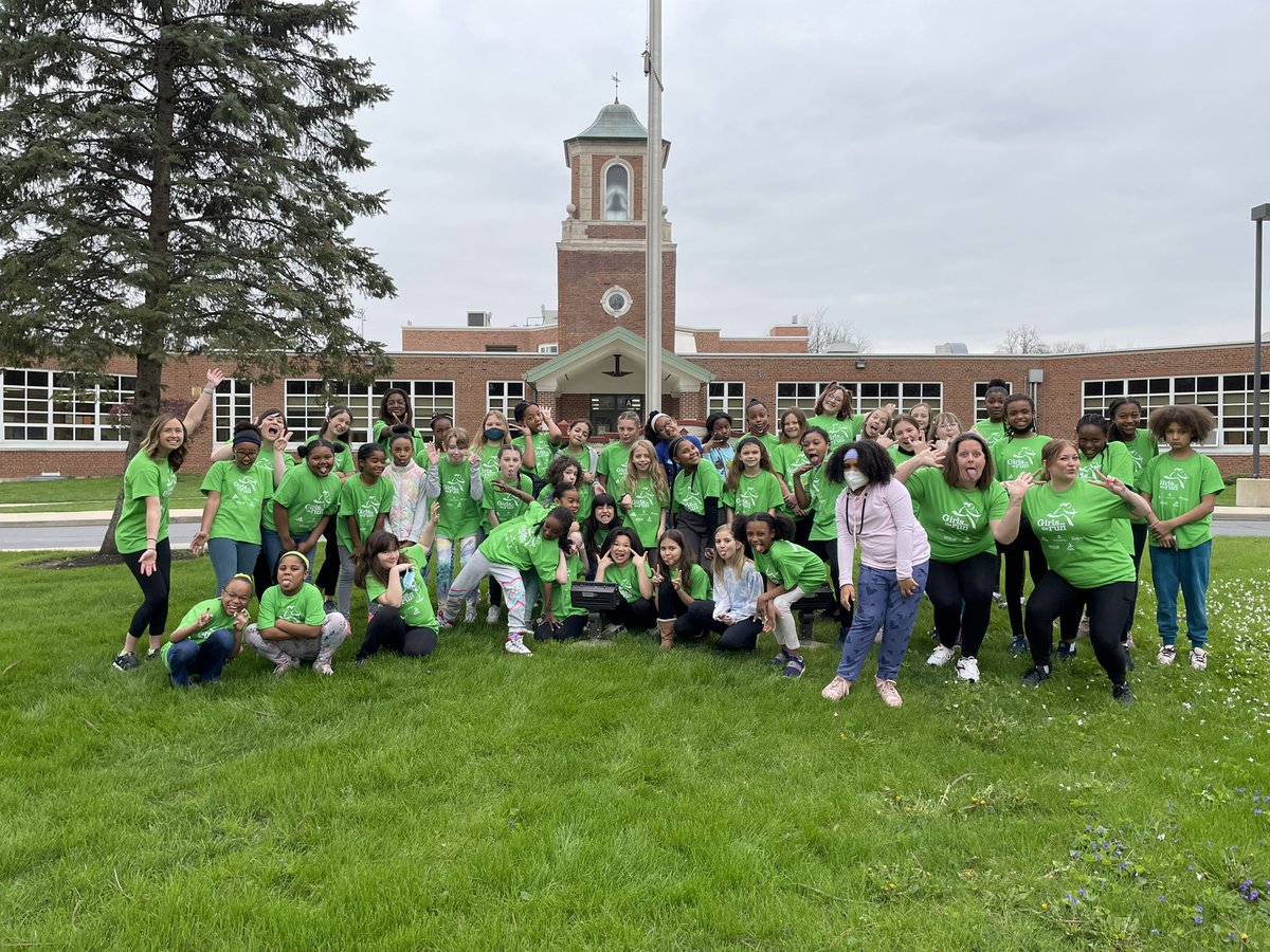 jbudz161's tweet photo. So proud of this crew! They finished their practice 5k! Thank you Western Avenue families and friends for cheering us on!  💙 💛 💚 @western161 @Flossmoor161 @GOTR_Chicago @GOTRI https://t.co/murFDkWRkr