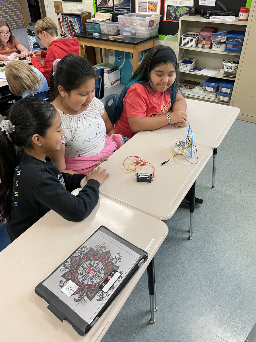 dwitty43's tweet photo. Fun watching these students react to getting their light to work. https://t.co/gWUeCvYs8P