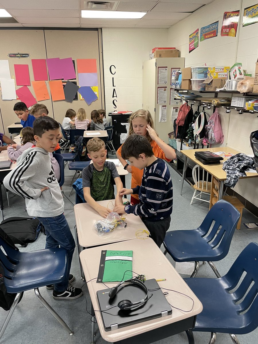 dwitty43's tweet photo. Fun watching these students react to getting their light to work. https://t.co/gWUeCvYs8P