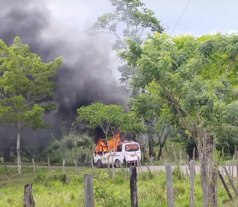 AsociacionAditt's tweet photo. Lamentamos los hechos de violencia que se presentan por grupos armados en contra del transporte, solicitamos el apoyo de la fuerza pública para normalizar el servicio. Nuestra solidaridad con las empresas @coonorteoficial @SOTRAURABA @transportesGom1 y transportadores de carga🙏 https://t.co/tOPzKiQwCH