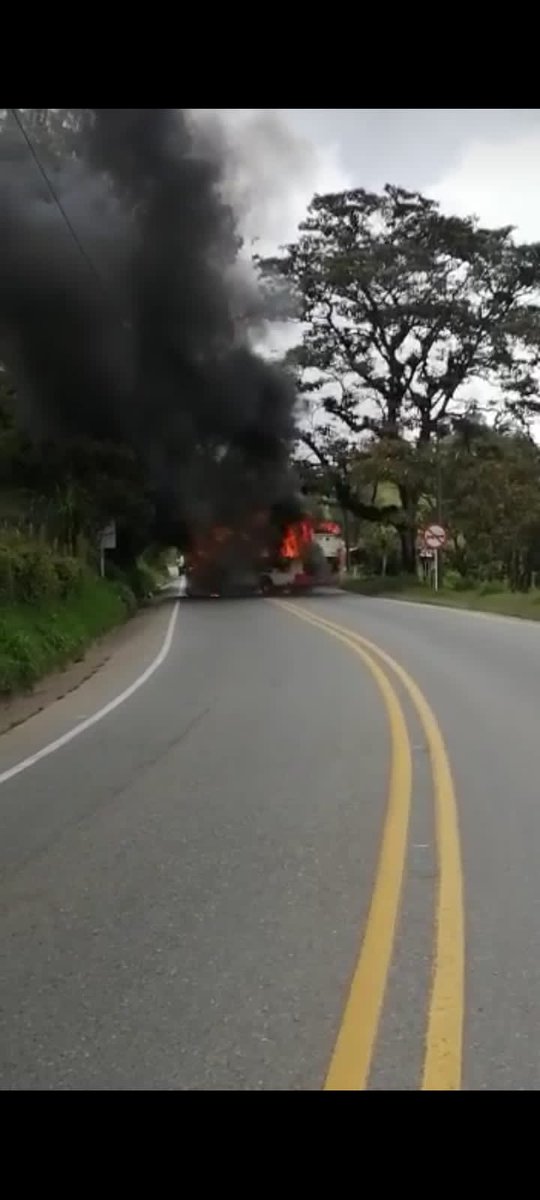 AsociacionAditt's tweet photo. Lamentamos los hechos de violencia que se presentan por grupos armados en contra del transporte, solicitamos el apoyo de la fuerza pública para normalizar el servicio. Nuestra solidaridad con las empresas @coonorteoficial @SOTRAURABA @transportesGom1 y transportadores de carga🙏 https://t.co/tOPzKiQwCH