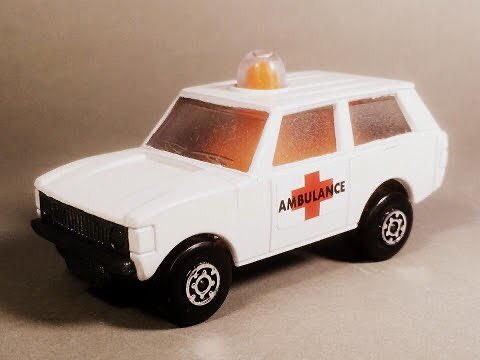 diecastchile's tweet photo. Nuevo en la colección: esta variante del #RangeRover Police Patrol #Matchbox. Primera vez que lo veo, de hecho, en blanco con el autoadhesivo de “AMBULANCE”, que se ve normalmente en uno militar. #rolamatics https://t.co/44W53JsOne
