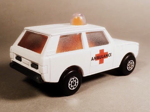 diecastchile's tweet photo. Nuevo en la colección: esta variante del #RangeRover Police Patrol #Matchbox. Primera vez que lo veo, de hecho, en blanco con el autoadhesivo de “AMBULANCE”, que se ve normalmente en uno militar. #rolamatics https://t.co/44W53JsOne