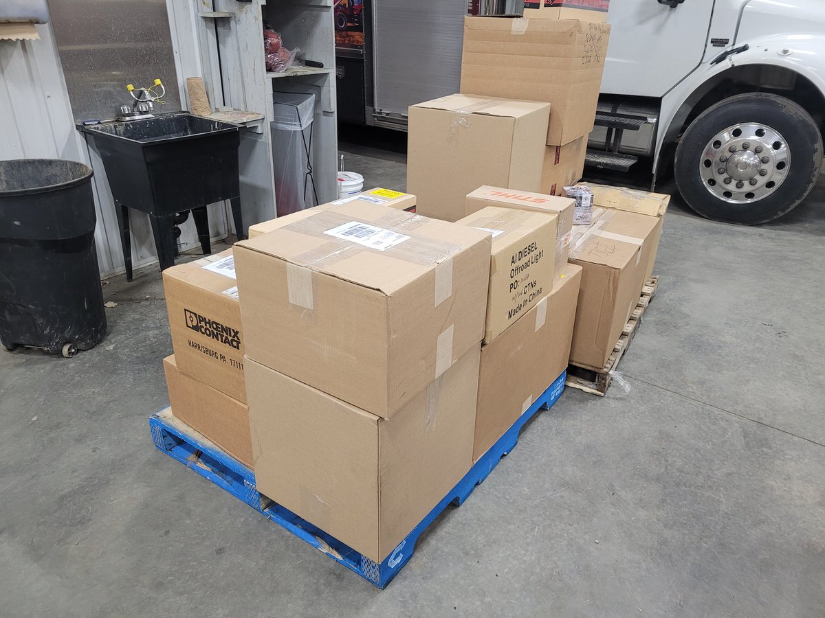 FarmPinegrove's tweet photo. Just some @TigerlightsUSA ready for shipment tomorrow. Call @FarmPinegrove for all your lighting needs. https://t.co/XJ5t7x91G8