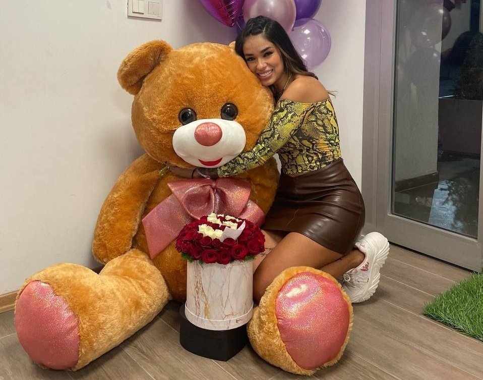 3RICK_REY's tweet photo. Para recordar lo feliz que la hicieron sentir cuando recibió sus regalos, y más aún cuando estaba pasando un mal momento 🤧❤️. La amo a mil. 

 SHIRLEY ARICA https://t.co/BAsszWxlfy