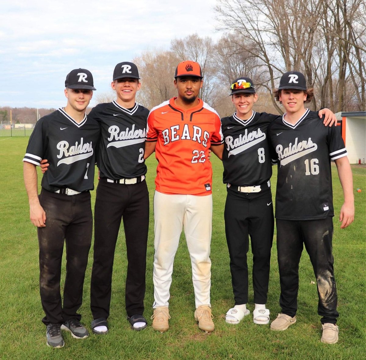 DeDeSellman's tweet photo. Bears and Raiders!  @DrockSmith22 @JordanDahlof @BDahlof @PDahlof @toby_robillard @zak89669724 https://t.co/pNPlA8mQIh