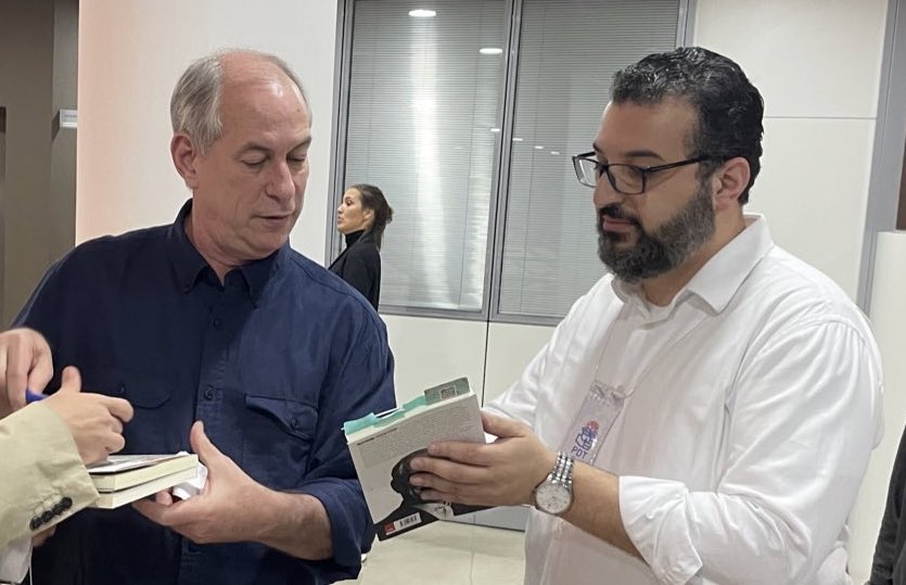 WSP_PSW's tweet photo. Hoje foi dia de ouvir um pouco mais sobre o #PND, conhecer o Elvis Cézar e confraternizar com a Turma Boa alem, é claro, de pegar autógrafo e dar aquele abraço no Ciro!
#CiroEmSP
#Ciro2022 https://t.co/6yuvTPUdjT