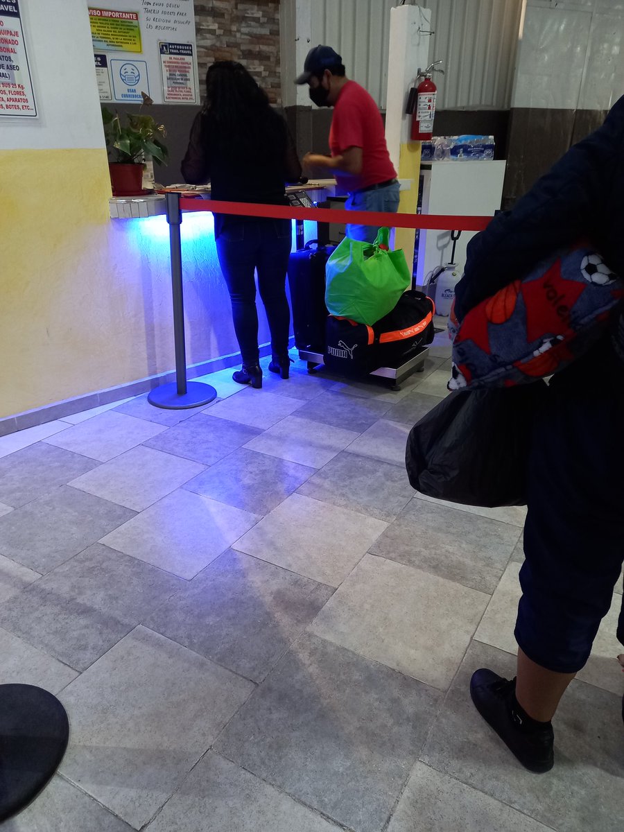 Kouanin_Chee's tweet photo. @TrailTravel_Mex PÉSIMO SERVICIO, PÉSIMA ATENCIÓN A CLIENTE.

El señor de rojo quien por cierto se negó a darme su nombre nos gritó a una pasajera de la tercera edad y a mí que tengo movilidad reducida  (uso de bastón y equipo ortopédico) y además viajo con un menor (+) https://t.co/N6xInauCCK