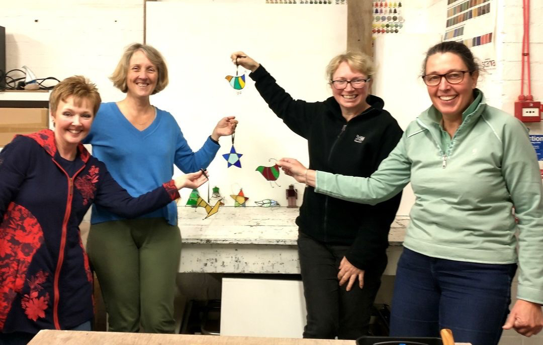 DigswellArts's tweet photo. Book today for 21 May!  There is only one place left on the fabulous Copper Foiling taster #inpersonworkshop at our Fenners site.  Hosted by expert glass DAT fellow @MunaZuberi #glassart #workshop #copperfoiling  #digswellarts book online at https://t.co/8zSFmscHIW https://t.co/CmuvfTHjvK