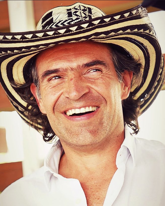El sombrero vueltiao….😍
Una de las principales piezas de artesanía Colombiana 🇨🇴.
Sus orígenes son de la cultura indígena Zenú. 
Es una prenda muy típica de las sabanas del Caribe, particularmente de los Departamentos de Córdoba y Sucre. 
Que bonita es Colombia 🇨🇴😍