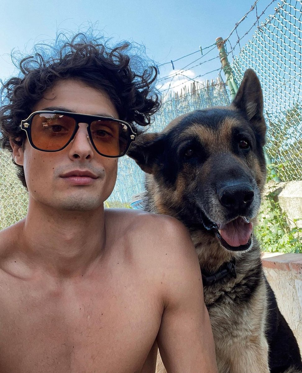 _sxntno's tweet photo. —— • feliz cumpleaños, @giovxrona.

Que tus rulos sensuales sigan adornando la TL y conquistando corazones. Espero que hayas tenido un día como mereces, con mucha cerveza y buenas risas. Invita a la celebración cuando sea, que ahí toca el abrazo. https://t.co/n41BblQdXt