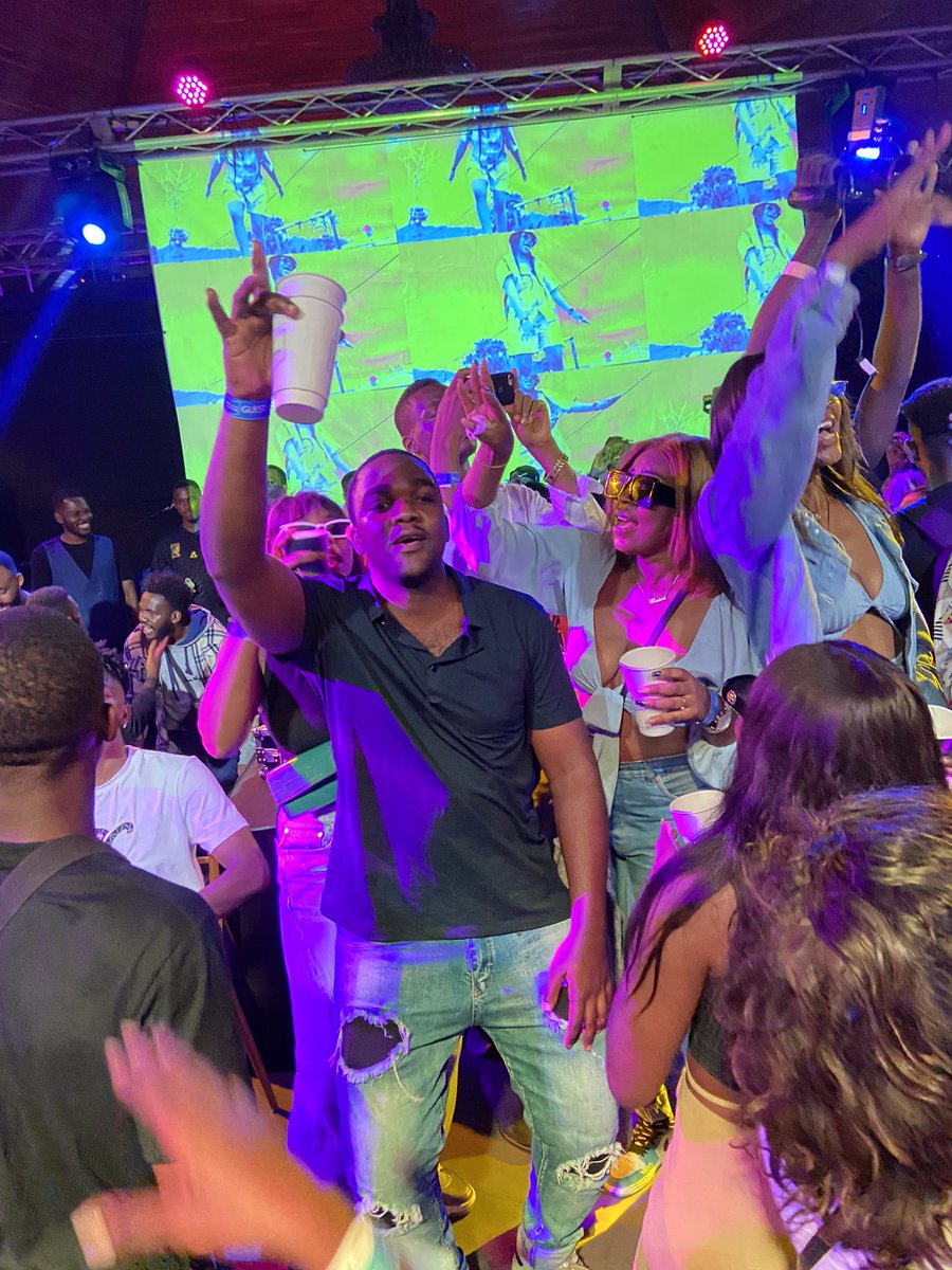 OwonaGAEL24's tweet photo. Magnifique soirée avec le top du top du mix #djlouda #djcyrius #boilerrooms #ballantines https://t.co/0dxbxyeU9x