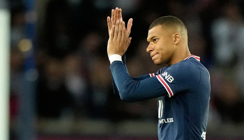 MkzFercho's tweet photo. Fayza Lamary, madre de Mbappé: "Es completamente falso que Kylian haya renovado".
https://t.co/SFoHodtHtT
#futbol #psg #Mbappe https://t.co/avH17nJKOn