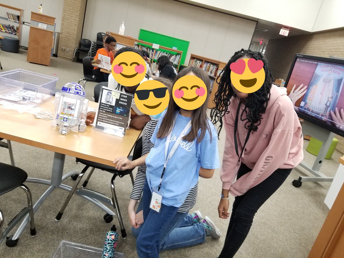 JowellLibTech's tweet photo. @CFISDJowell @CyFairLibraries 
Jowell 4th grade girls put together the StarWars Droid and made it walk and turn. All with circuit bits a https://t.co/v3UheRS0RQ