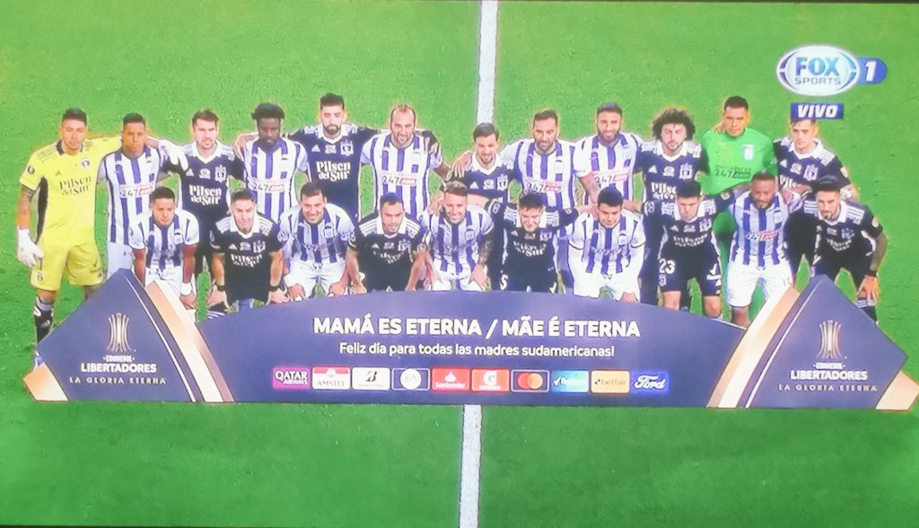 AbranCancha8's tweet photo. Los jugadores de Alianza Lima y Colo Colo posando juntos en la foto del equipo previo al partido de Copa Libertadores 
#VamosColoColo
#VamosColoColoCTM https://t.co/4kNuUElbG3