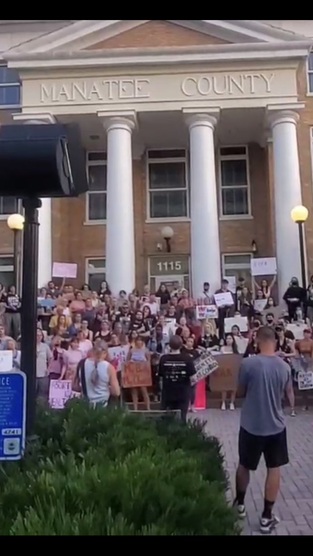 AVelmaDinkley's tweet photo. Hydrate, sleep => #Day4 #RagingForRoe
#RoeVsWade $WVSWFL #ManateeToDC #AbortionIsHealthcare https://t.co/QucLLWs32Z