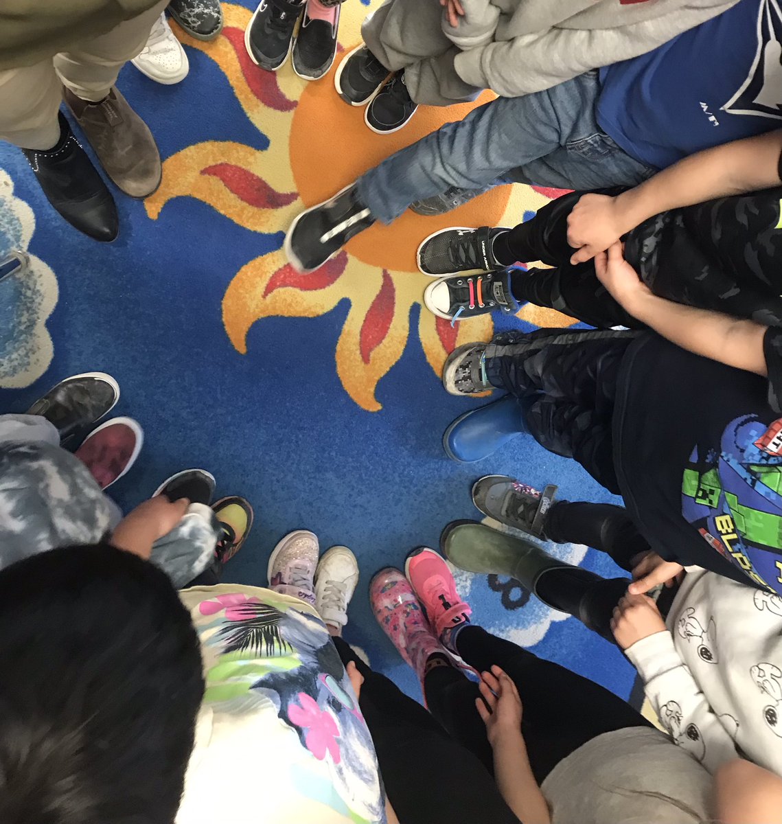 Spatarograde1's tweet photo. Mismatched shoe day 👞 👟 https://t.co/SSYpGZQkUq