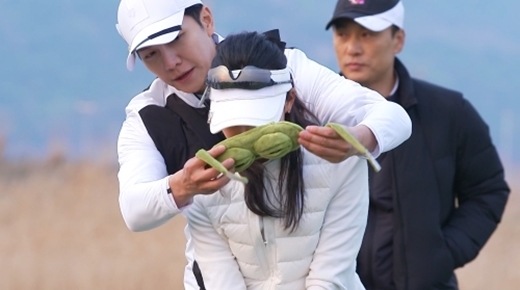 tryp96's tweet photo. Team Up 072 S3 Ep 8:

Guest Song Ji Ah who's training to become a pro golfer chose SeungGi to be on her team because she said she started liking him after watching a drama &amp; she came on the show because of him.
 
#이승기 #LeeSeungGi 

https://t.co/ViSWBB7usm https://t.co/2kDrTqLMFx