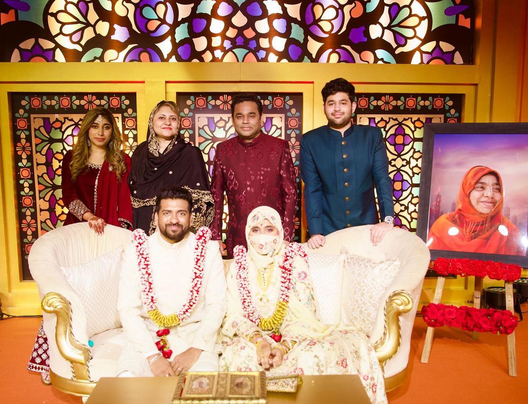 basavaraj_gb's tweet photo. @arrahman @RahmanKhatija Happy married Life @RahmanKhatija sister @RiyasdeenRiyan 💐🎉
Congratulations @arrahman kaka.. #ARAmeen bro #Rahima sis #SairaRahman mam.. for your love.. humble, traditional #Kareema mam presence passively.. 🙏
"ಸಂತೋಷ ಕುಟುಂಬ" "HAAPY FAMILY" https://t.co/At1XxLP7Kb
