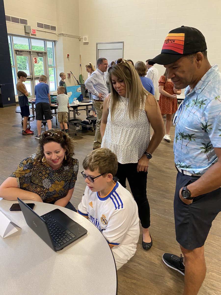 HumbleISD_DWE's tweet photo. Another great GT Expo! Tonight our 4th &amp; 5th graders shared their projects.  #creativeinnovators! 🐬❤️💻 https://t.co/u8Ec8qBeMx