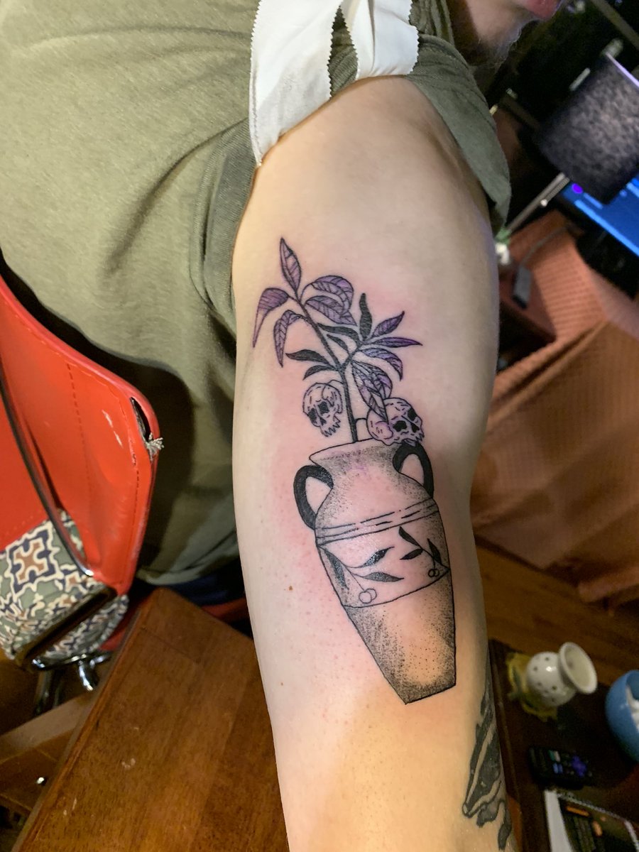 gabbbythomas's tweet photo. Wanted to share my most recent pieces and art 🥰🖤 #tattoo #art https://t.co/AhtdYHmnzR