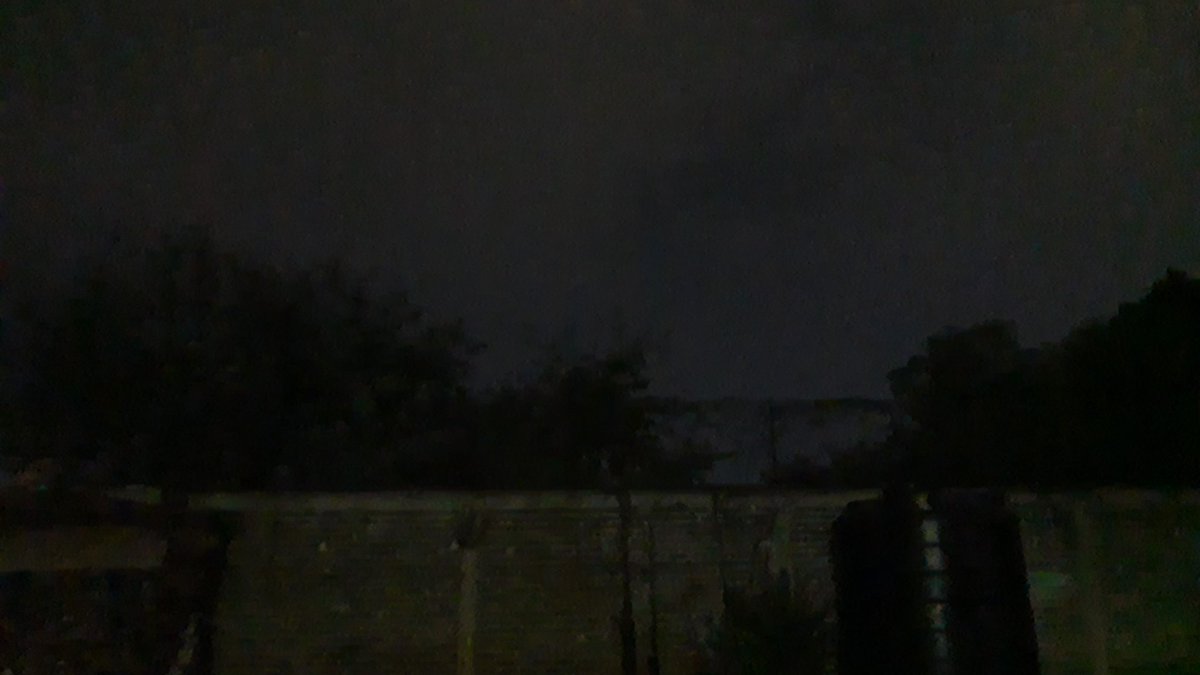 queques20's tweet photo. @CAMegalopolis @SEDEMA_CDMX @AmbienteEdomex @adn40 @mileniotv @UnoNoticias @EnfoqueNoticias @IMER_Noticias @889Noticias Así mi vecino quemando basura le vale que esté de la frejando el ambiente en Xochimilco y dice ser persona fina jajaja. https://t.co/lkyi9Mj4hq