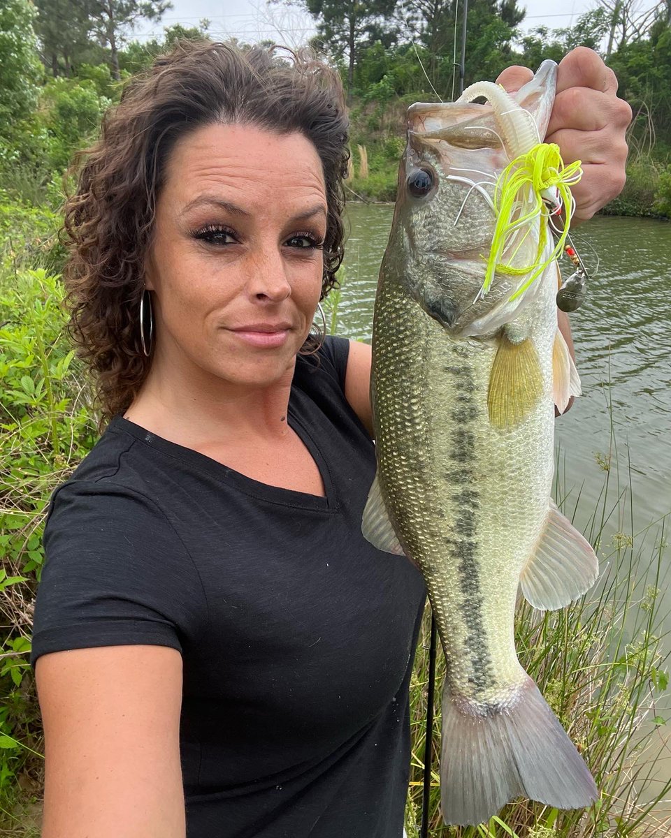 samanthalgay's tweet photo. #tbt #throwembackthursday Five fish in twenty minutes. Great way to end the day. #bassfishing #airrusrods #lewsfishing #hiseas #booyahbaits #spinnerbait #ragetail #rageswimmer #almostfriday #windblown https://t.co/zPDmFo3WYV