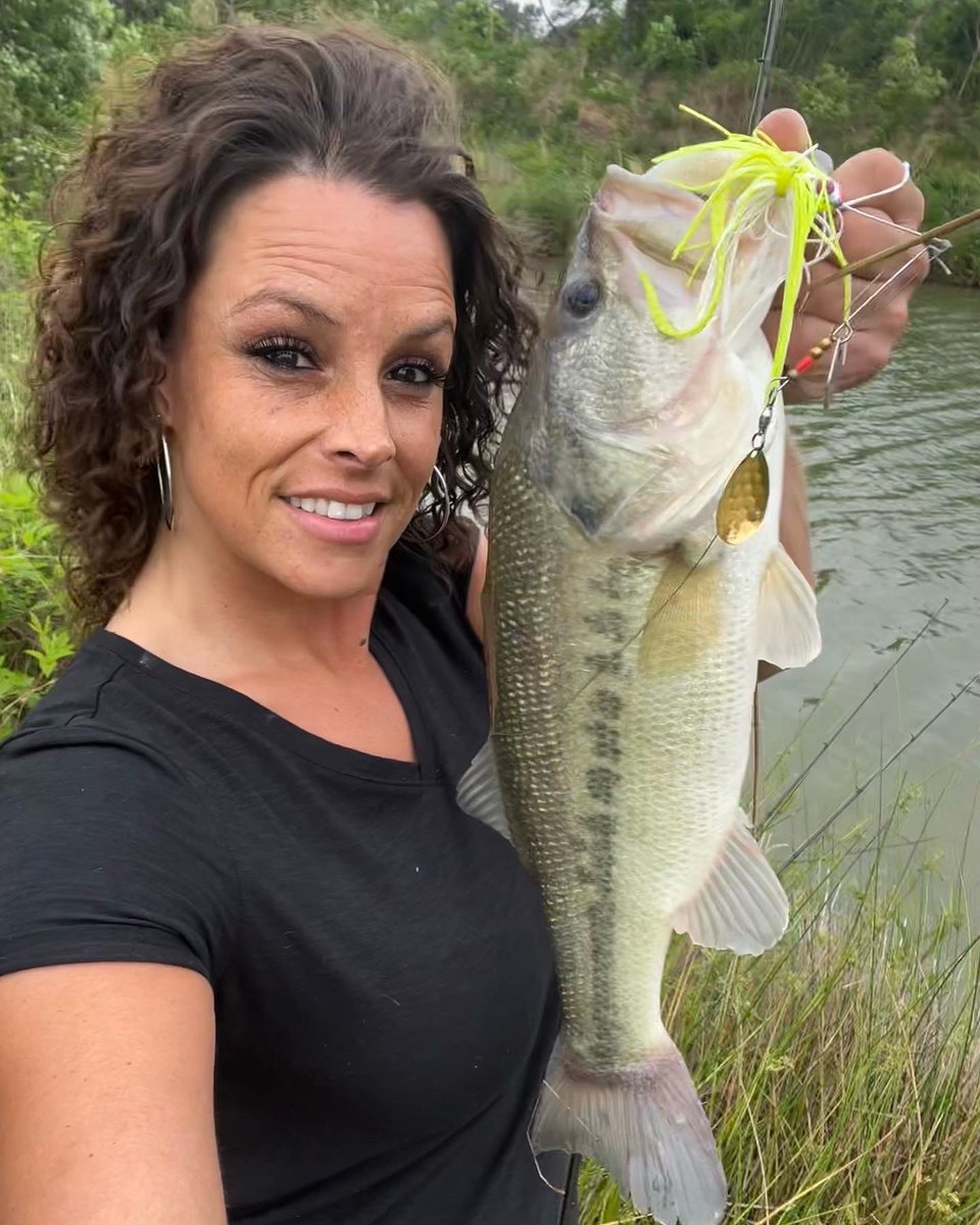 samanthalgay's tweet photo. #tbt #throwembackthursday Five fish in twenty minutes. Great way to end the day. #bassfishing #airrusrods #lewsfishing #hiseas #booyahbaits #spinnerbait #ragetail #rageswimmer #almostfriday #windblown https://t.co/zPDmFo3WYV