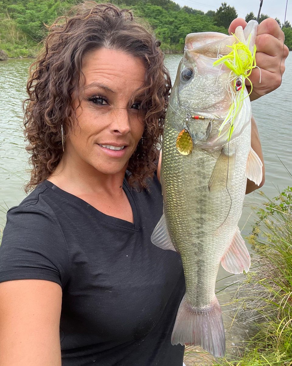 samanthalgay's tweet photo. #tbt #throwembackthursday Five fish in twenty minutes. Great way to end the day. #bassfishing #airrusrods #lewsfishing #hiseas #booyahbaits #spinnerbait #ragetail #rageswimmer #almostfriday #windblown https://t.co/zPDmFo3WYV
