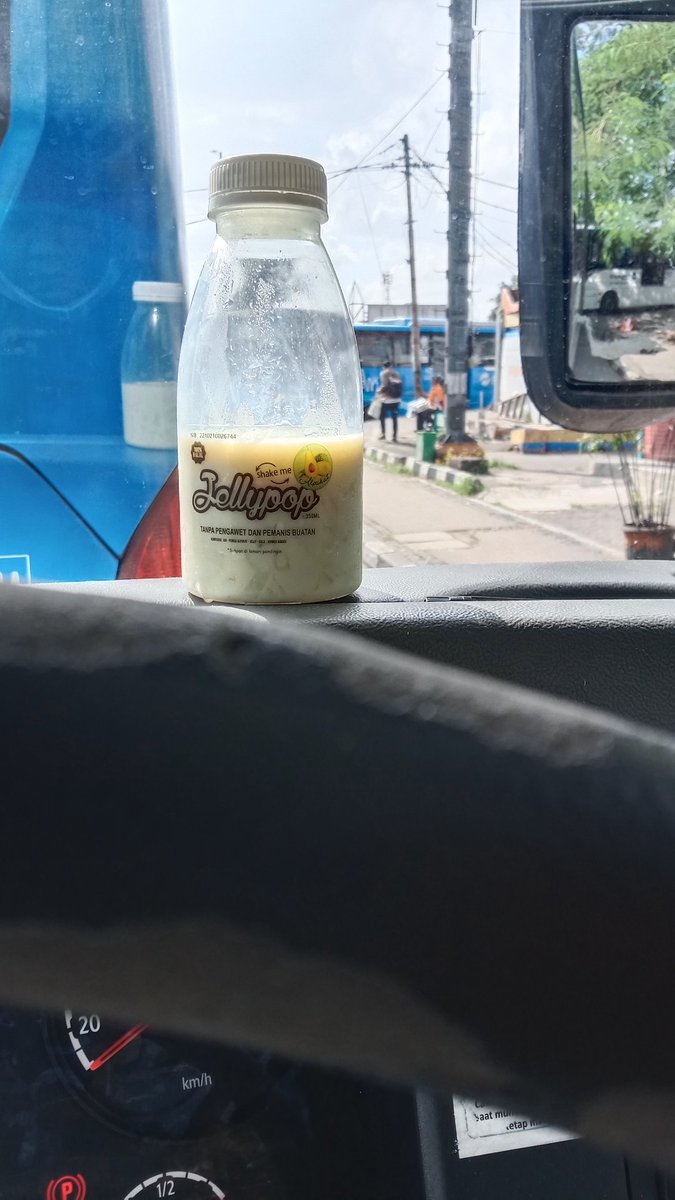 Selalu ada perhatian kecil dari ibu untuk anak nya yg udah sebesar ini . Beliau yg masukin ke tas, buat ganjel laper katanya ❤