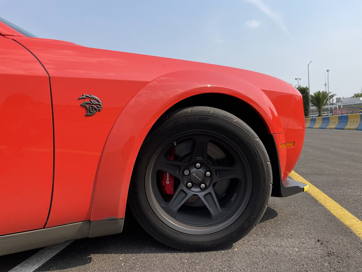 manuelavasquez1's tweet photo. Y qué tal está cosota bestial? 807hp que nos entrega un bellísimo V8 6.2L Hemi súpercargado 😈 El 1/4 de milla en 10.5seg 😱 Challenger SRT Súper Stock… Una especie en vía de extinción. Uno de esos que más que un gusto, es una inversión! 💎@DodgeMX  Video? Claro que si! Pronto! https://t.co/4dhEl5wxBV