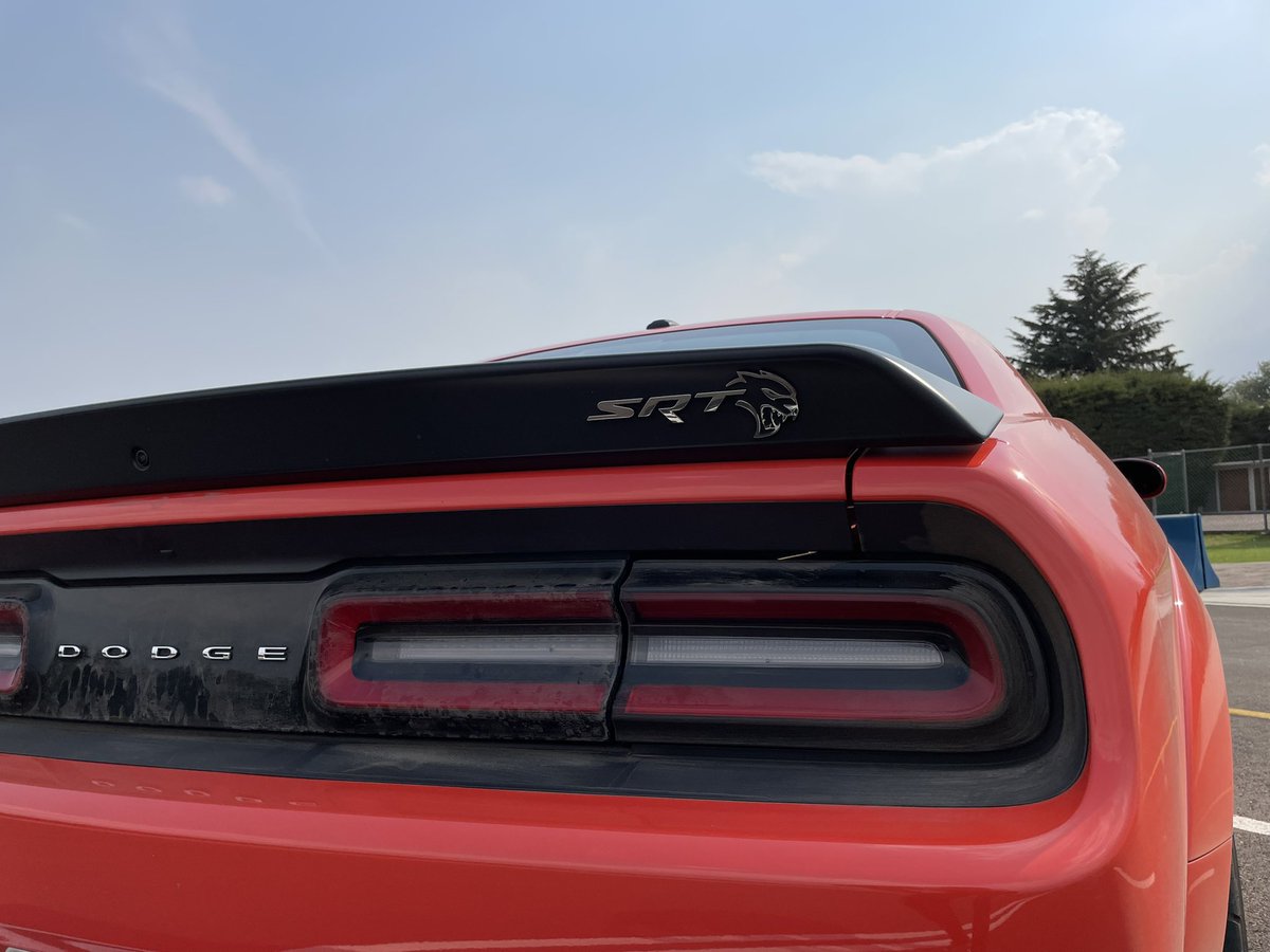 manuelavasquez1's tweet photo. Y qué tal está cosota bestial? 807hp que nos entrega un bellísimo V8 6.2L Hemi súpercargado 😈 El 1/4 de milla en 10.5seg 😱 Challenger SRT Súper Stock… Una especie en vía de extinción. Uno de esos que más que un gusto, es una inversión! 💎@DodgeMX  Video? Claro que si! Pronto! https://t.co/4dhEl5wxBV