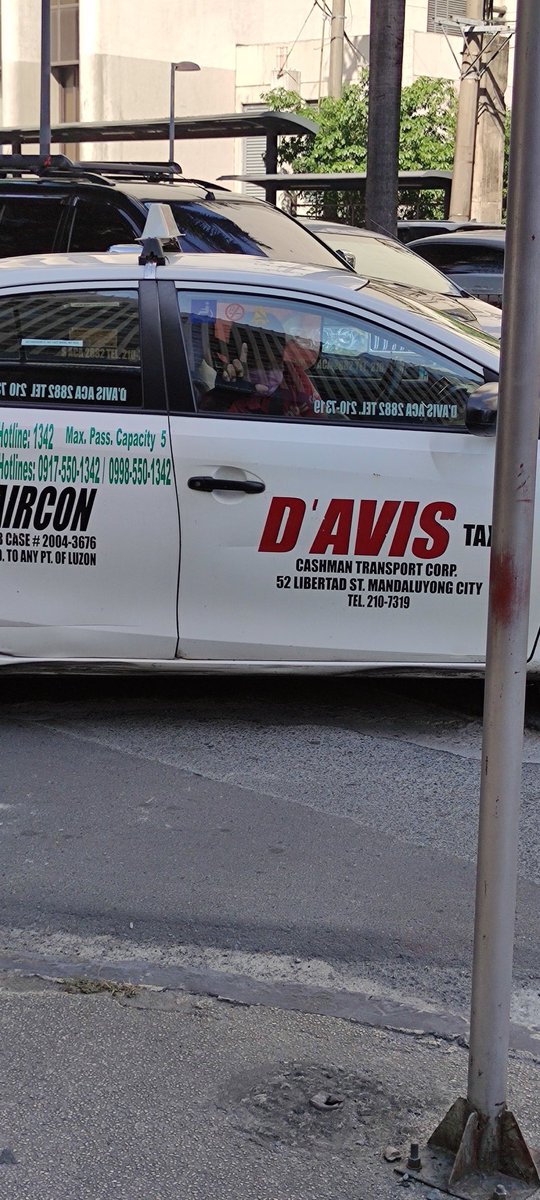 pink_jellyACE's tweet photo. While walking along Makati Ave, this taxi stopped beside me and honked. Didn't hear at 1st (I was on earpiece), so he honked again. I looked at him and he did this!!! 😭😭😭
Muntik na ako maging sibuyas. I waved my phone (asking if its okay to take a pic of him) he nodded... 😭 https://t.co/x8IPIoxgXV