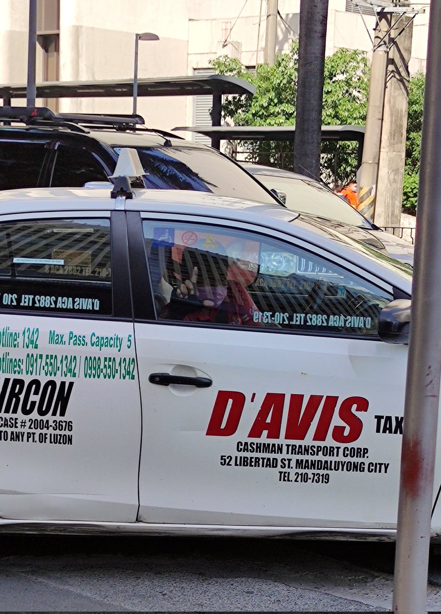 pink_jellyACE's tweet photo. While walking along Makati Ave, this taxi stopped beside me and honked. Didn't hear at 1st (I was on earpiece), so he honked again. I looked at him and he did this!!! 😭😭😭
Muntik na ako maging sibuyas. I waved my phone (asking if its okay to take a pic of him) he nodded... 😭 https://t.co/x8IPIoxgXV