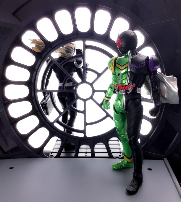 一番インパクトあった仮面ライダーのデザインだと、自分にとってはやっぱりW。
紛れもなく仮面ライダーという王道デザインで『えっはんぶんこ!!?』というライダー以前のデザインの根幹でのインパクトはほんとにすごかった。
そしてみてるとこれがめちゃくちゃかっこいいという。(h 