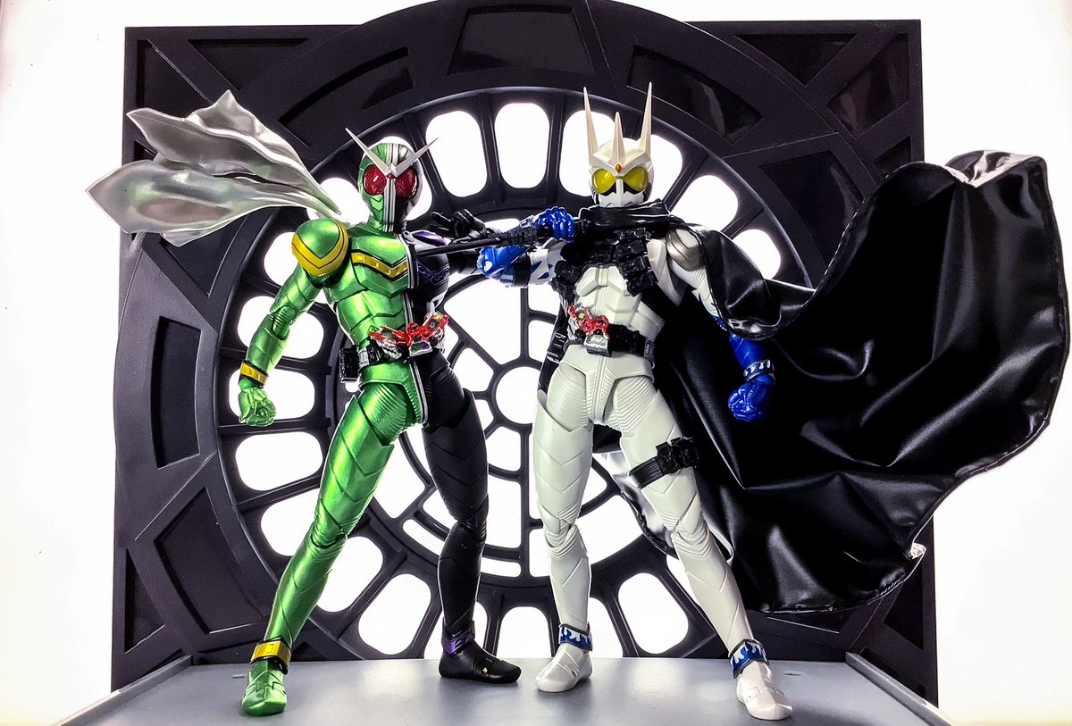 一番インパクトあった仮面ライダーのデザインだと、自分にとってはやっぱりW。
紛れもなく仮面ライダーという王道デザインで『えっはんぶんこ!!?』というライダー以前のデザインの根幹でのインパクトはほんとにすごかった。
そしてみてるとこれがめちゃくちゃかっこいいという。(h 