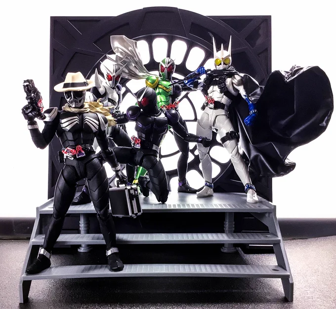 一番インパクトあった仮面ライダーのデザインだと、自分にとってはやっぱりW。
紛れもなく仮面ライダーという王道デザインで『えっはんぶんこ!!?』というライダー以前のデザインの根幹でのインパクトはほんとにすごかった。
そしてみてるとこれがめちゃくちゃかっこいいという。(h 