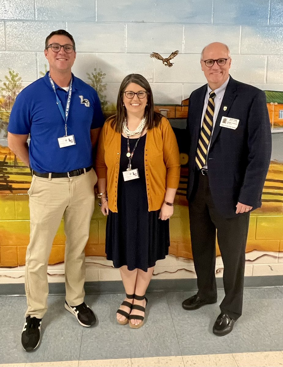 PresEmeritusMSU's tweet photo. It was an honor to return to my high school alma mater @high_larue today and visit with so many friends and future @murraystateuniv #Racers! Thank you Principal @travisg6363, Mrs. Savannah Boone and others for your hospitality today. This is a truly wonderful school. #WeAreRacers https://t.co/49hoi8pvnG