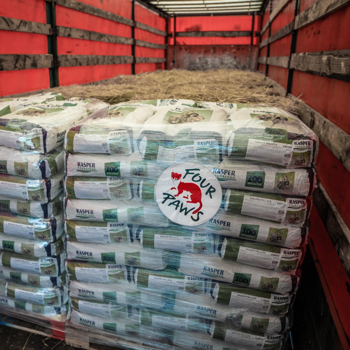fourpawsAU's tweet photo. First milestone accomplished! #FoodForAnimals 🇺🇦 

In cooperation with @unsereOEBB, 20 tons of animal food were transported to the Ukrainian border by train. Now they're loaded on trucks towards #Kyiv Zoo and later Kharkiv, Odessa, Mykolayiv, Cherkassy &amp; Mena.

#EmergencyRelief https://t.co/UV1LuMPevp