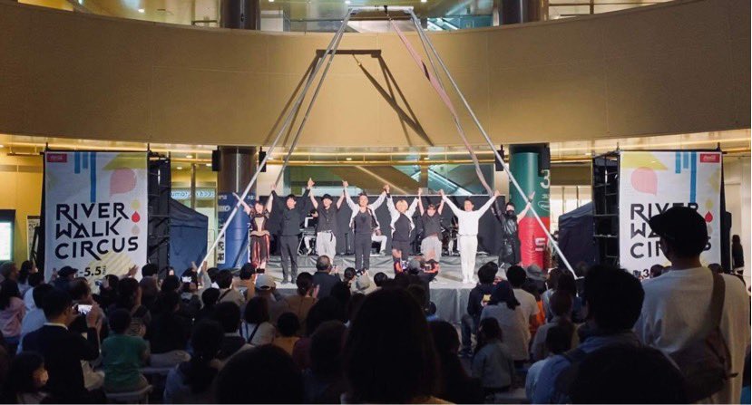MochiJuggles's tweet photo. リバーウォークサーカス無事終わりました！
3年ぶりのゴールデンウィークパフォーマンス。とっても良い時間でした。ありがとうございました。ああー！楽しかった！

全身筋肉痛で今は動けません。今日はゆっくりします。 https://t.co/WHF7AFdkX8