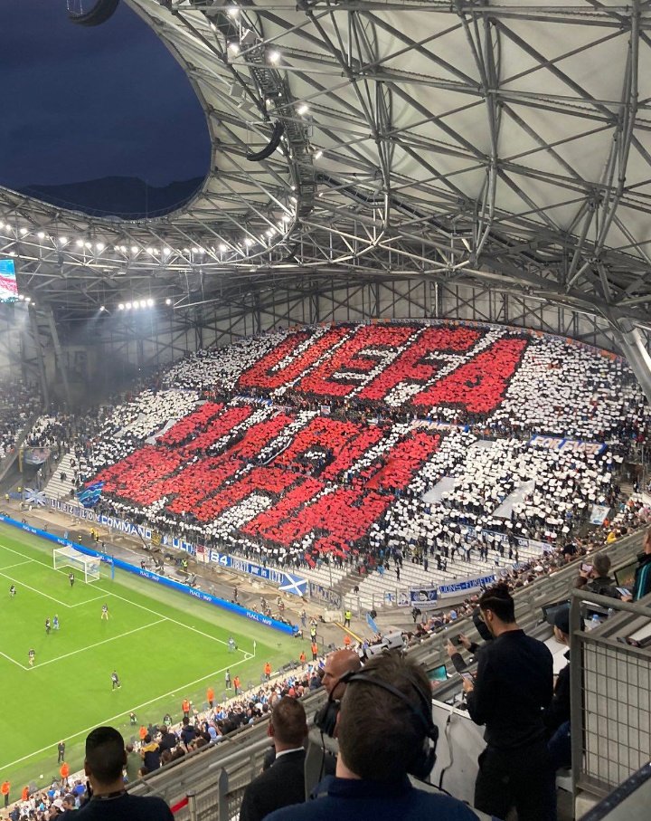 FutebolVerdad's tweet photo. A @UEFA interditou e proibiu a torcida do Olympique de Marselha numa grande parte do estádio, a resposta foi um mosaico UEFA MAFIA com muito sinalizador.
#OlympiqueMarseille #EuropaLeague #UefaMafia #FutebolVerdade https://t.co/bYru7ZaEaA