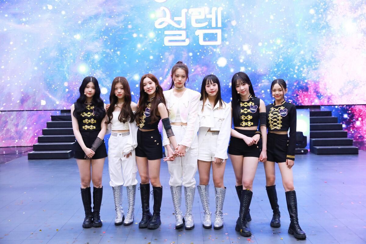 riwonprint's tweet photo. first pre-debut           first debut
group photo               group photo https://t.co/mSBxGVxM3o