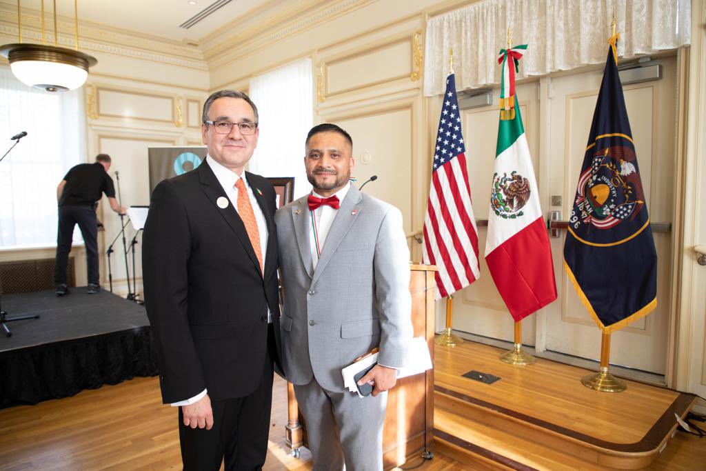 ConsulMexSal's tweet photo. ¡Todo un honor! En el marco del CLX Aniversario de la Batalla de Puebla, el Cónsul @joseborjon entrega el #ReconocimientoOhtli 🇲🇽@Je7yruso, Fundador y CEO de @latinosinacti0n, por sus contribuciones al empoderamiento de los jóvenes y estudiantes latinos 👏👏 https://t.co/5eRqXM3tgL