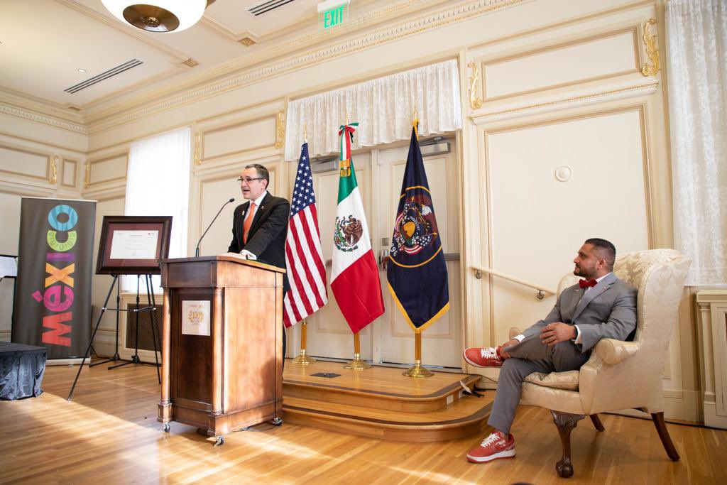 ConsulMexSal's tweet photo. ¡Todo un honor! En el marco del CLX Aniversario de la Batalla de Puebla, el Cónsul @joseborjon entrega el #ReconocimientoOhtli 🇲🇽@Je7yruso, Fundador y CEO de @latinosinacti0n, por sus contribuciones al empoderamiento de los jóvenes y estudiantes latinos 👏👏 https://t.co/5eRqXM3tgL